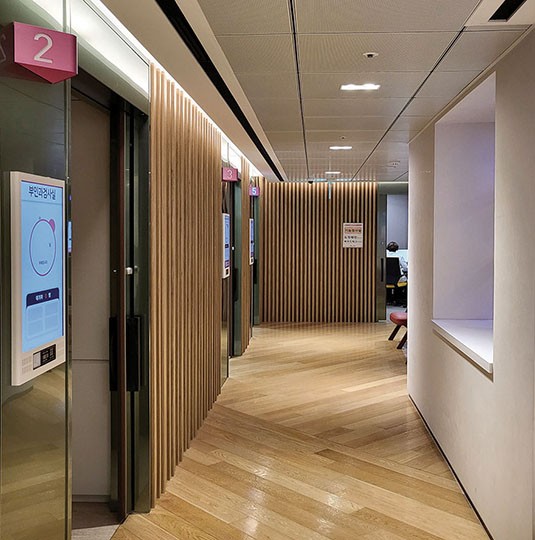 PM003 Hairline in a real interior setting